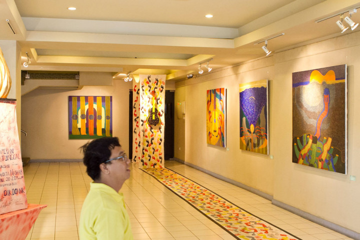 Seorang pengunjung lagi memperhatikan pameran lukisan tunggal karya Sudita Nashar di Galeri Cipta III, Taman Ismail Marzuki, Jakarta, Jumat, (21/3).