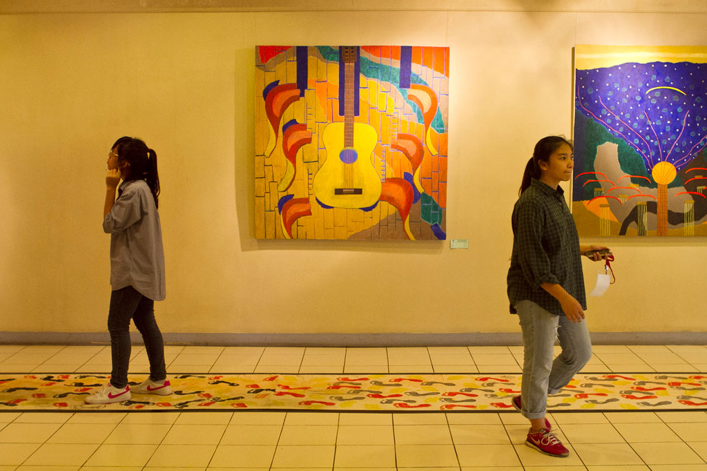 Suasana pengunjung menikmati pameran lukisan tunggal karya Sudita Nashar di Galeri Cipta III, Taman Ismail Marzuki, Jakarta, Jumat, (21/3).