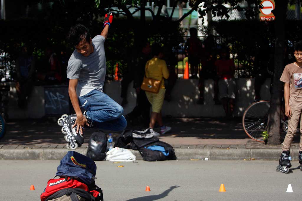 Puluhan remaja melakukan atraksi free style sepatu roda ketika pelaksanaan Hari Bebas Kendaraan Bermotor di Bundaran HI, Jakarta Pusat, Minggu (13/4).