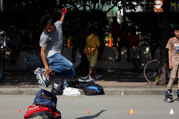 Puluhan remaja melakukan atraksi free style sepatu roda ketika pelaksanaan Hari Bebas Kendaraan Bermotor di Bundaran HI, Jakarta Pusat, Minggu (13/4).
