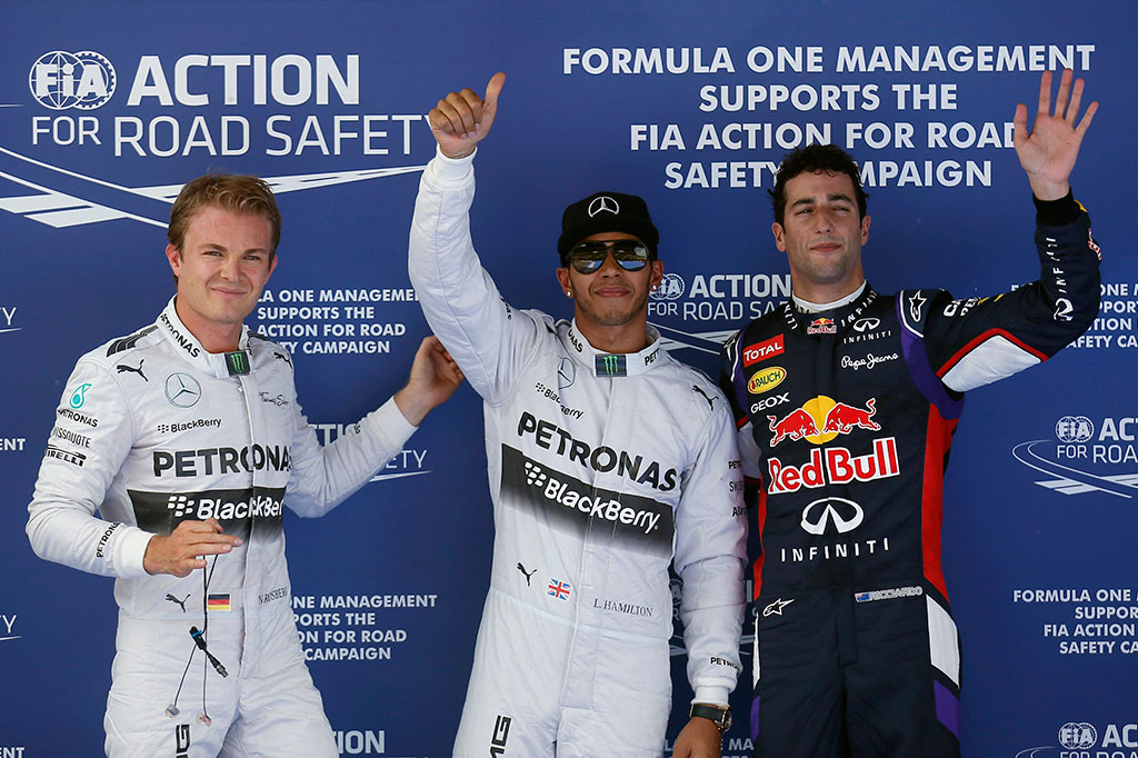 Lewis Hamilton berselebrasi
