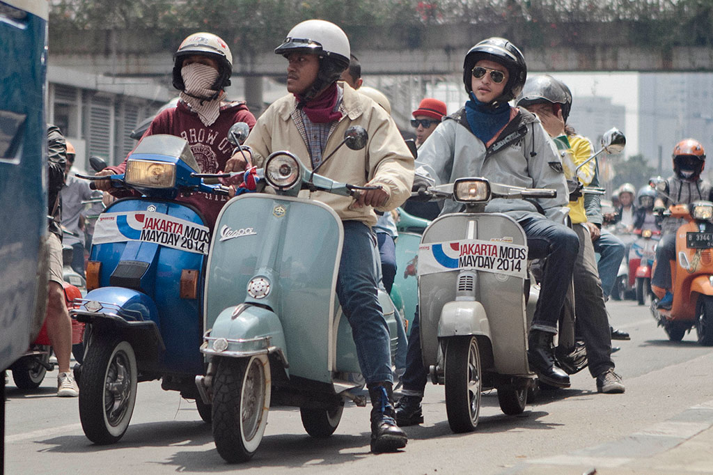 Ratusan pemilik dan pencinta skuter Vespa mengikuti pawai (scooter riding) dari Silang Monas menuju Lapangan ABC, Senayan, Jakarta, Minggu (25/5).
