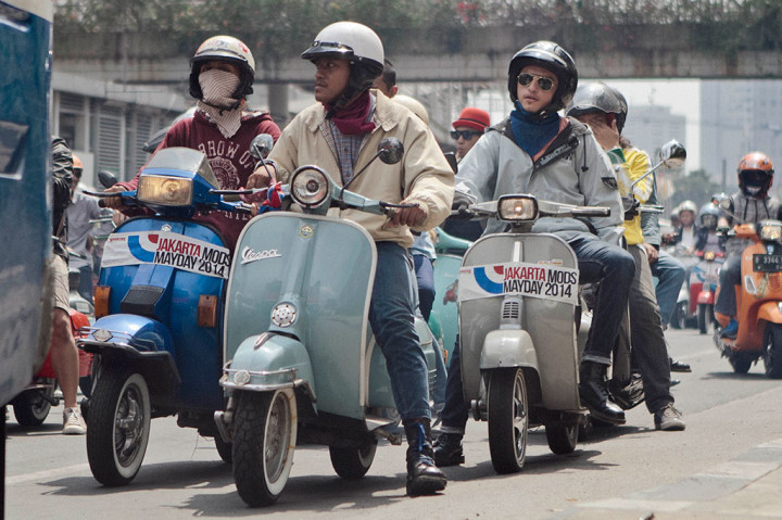 Ratusan pemilik dan pencinta skuter Vespa mengikuti pawai (scooter riding) dari Silang Monas menuju Lapangan ABC, Senayan, Jakarta, Minggu (25/5).