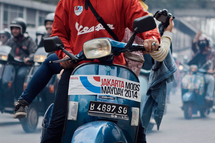 Ratusan pemilik dan pencinta skuter Vespa mengikuti pawai (scooter riding) dari Silang Monas menuju Lapangan ABC, Senayan, Jakarta, Minggu (25/5).