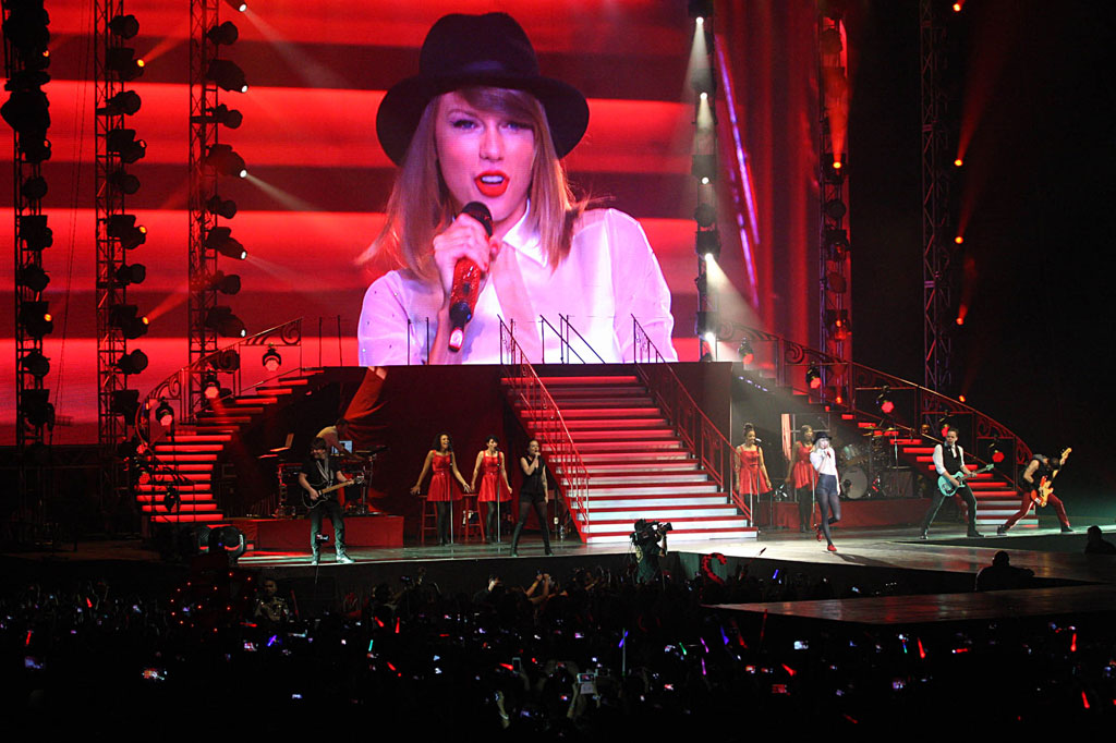 Penampilan Taylor Swift dalam konser bertajuk 'Red Tour' di Mata Elang International Stadium, Ancol, Jakarta, Rabu (4/6).