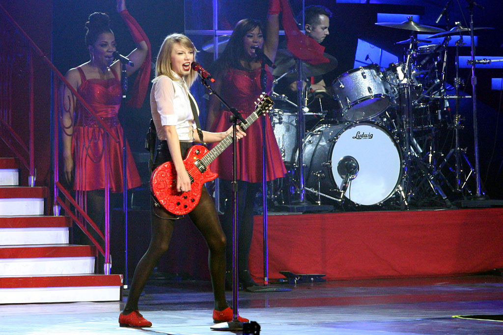 Penampilan Taylor Swift dalam konser bertajuk 'Red Tour' di Mata Elang International Stadium, Ancol, Jakarta, Rabu (4/6).