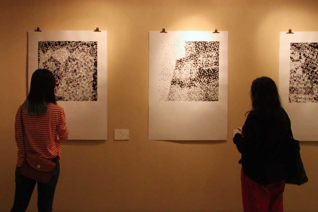 Metrotvnews.com, Jakarta: Pengunjung memperhatikan karya seniman Asep Toha pada pameran tunggal seni grafis bertajuk Lost in Transaction di Taman Ismail Marzuki, Jakarta, Kamis (3/7).