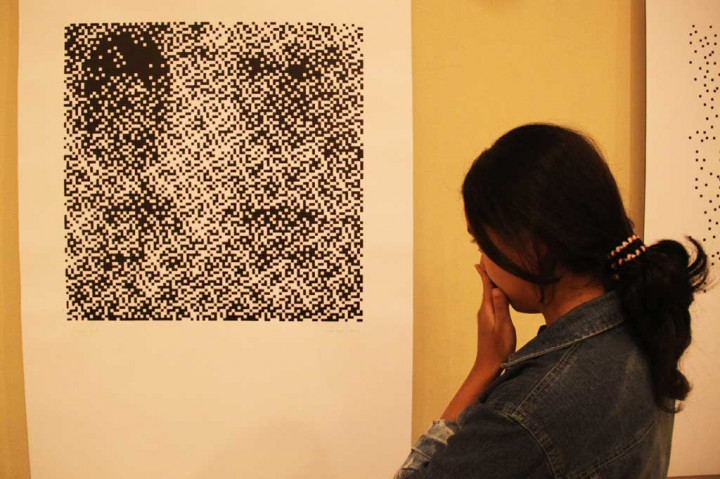 Metrotvnews.com, Jakarta: Pengunjung memperhatikan karya seniman Asep Toha pada pameran tunggal seni grafis bertajuk Lost in Transaction di Taman Ismail Marzuki, Jakarta, Kamis (3/7).