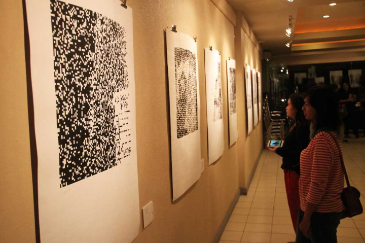 Metrotvnews.com, Jakarta: Pengunjung memperhatikan karya seniman Asep Toha pada pameran tunggal seni grafis bertajuk Lost in Transaction di Taman Ismail Marzuki, Jakarta, Kamis (3/7).