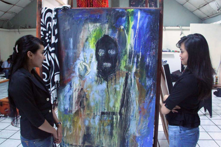 Metrotvnews.com, Jakarta: Pengunjung memperhatikan karya lukis pelukis muda Patrick Wowor, 31, pada pameran tunggal bertajuk Open Studio di Balai Budaya, Jakarta, Kamis (17/7).