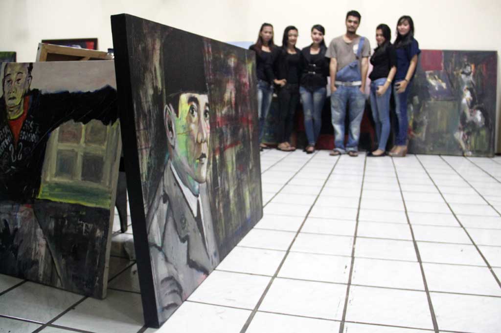 Metrotvnews.com, Jakarta: Pelukis muda Patrick Wowor, 31, berpose bersama pengunjung di sela-sela pameran tunggalnya bertajuk Open Studio di Balai Budaya, Jakarta, Kamis (17/7). 