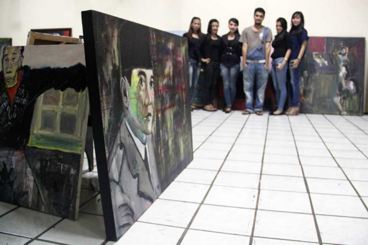 Metrotvnews.com, Jakarta: Pelukis muda Patrick Wowor, 31, berpose bersama pengunjung di sela-sela pameran tunggalnya bertajuk Open Studio di Balai Budaya, Jakarta, Kamis (17/7). 