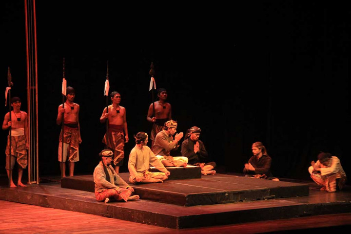 Metrotvnews.com, Jakarta: Akrot kelompok Bengkel Teater Rendra sedang mementaskan lakon Perampok karya WS Rendra di Graha Bhakti Budaya, Taman Ismail Marzuki, Jakarta, Jumat-Sabtu (29/8-30/8).