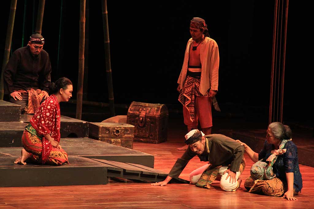 Metrotvnews.com, Jakarta: Akrot kelompok Bengkel Teater Rendra sedang mementaskan lakon Perampok karya WS Rendra di Graha Bhakti Budaya, Taman Ismail Marzuki, Jakarta, Jumat-Sabtu (29/8-30/8).