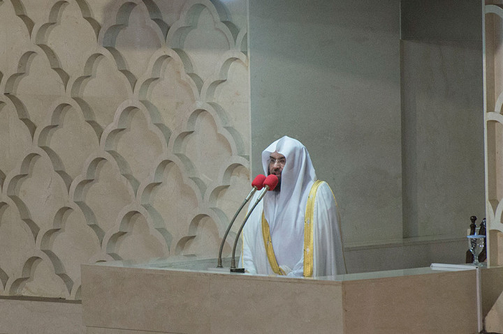 Imam Besar Masjidilharam Makkah Al-Mukarramah dan Masjid Nabawi Madinah Al-Munawarrah Syeikh Abdurrahman bin Abdul Aziz As-Sudais menjadi khatib dan imam pada Salat Jumat di Masjid Istiqlal, Jakarta, Jumat (31/10).