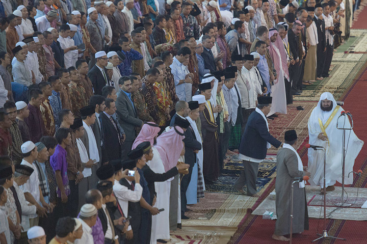 Imam Besar Masjidilharam Makkah Al-Mukarramah dan Masjid Nabawi Madinah Al-Munawarrah Syeikh Abdurrahman bin Abdul Aziz As-Sudais menjadi khatib dan imam pada Salat Jumat di Masjid Istiqlal, Jakarta, Jumat (31/10).