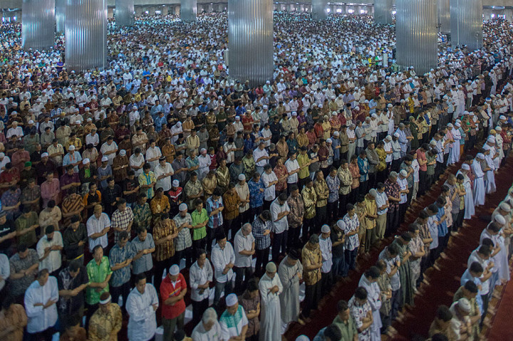 Imam Besar Masjidilharam Makkah Al-Mukarramah dan Masjid Nabawi Madinah Al-Munawarrah Syeikh Abdurrahman bin Abdul Aziz As-Sudais menjadi khatib dan imam pada Salat Jumat di Masjid Istiqlal, Jakarta, Jumat (31/10).