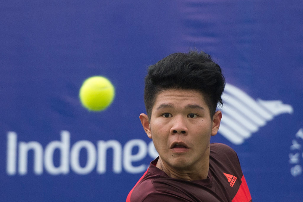 Petenis Hansel Sanjaya dan Ega Uneputty bertanding pada babak kualifikasi tunggal putra Garuda Indonesia Tennis Open 2014 di Hotel Borobudur, Jakarta, Senin (24/11).