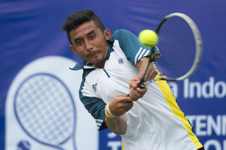 Petenis Hansel Sanjaya dan Ega Uneputty bertanding pada babak kualifikasi tunggal putra Garuda Indonesia Tennis Open 2014 di Hotel Borobudur, Jakarta, Senin (24/11).