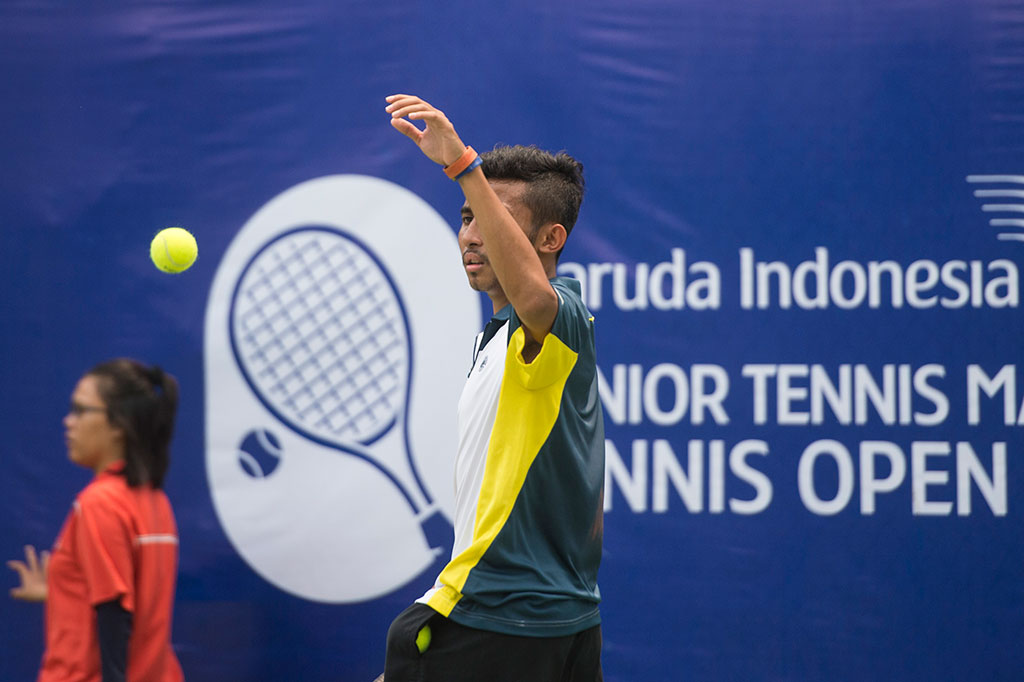 Petenis Hansel Sanjaya dan Ega Uneputty bertanding pada babak kualifikasi tunggal putra Garuda Indonesia Tennis Open 2014 di Hotel Borobudur, Jakarta, Senin (24/11). 