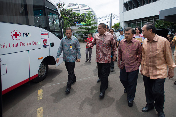 Wapres Jusuf Kalla selaku Ketua Umum PMI menerima penyerahan donasi konsumen Alfamart dari founder Alfamart Djoko Susanto dan Corporate Affairs Director Alfamart Solihin di Kantor PMI, Jalan Gatot Subroto, Jakarta, Jumat (12/12).