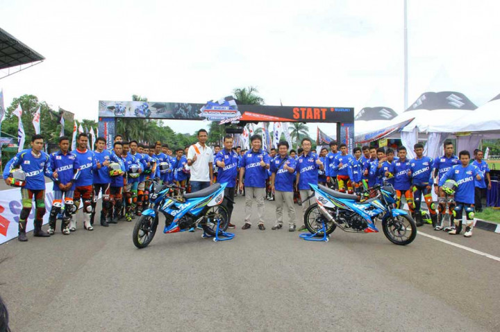Metrotvnews.com, Cimahi: Para pembalap Suzuki Indonesia Challenge putaran pertama dan para pejabat PT Suzuki Indomobil Sales (SIS) foto bersama ketua IMI Jawa Barat  Rio Teguh (berkaus putih) di depan garis start/finish di Cimahi, Jawa Barat, Minggu (28/12/2014).
