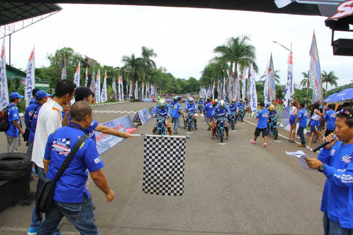 Metrotvnews.com, Cimahi: Pelepasan pembalap ditandai dengan pengibaran bendera start pada Suzuki Indonesia Challenge di Cimahi, Minggu (28/12/2014).