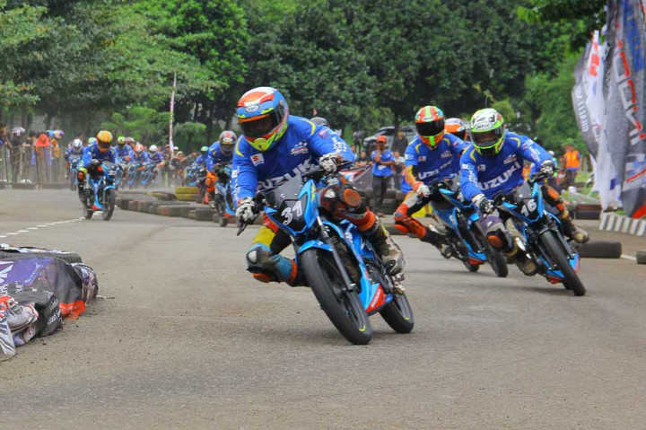 Metrotvnews.com, Cimahi: Pembalap bertarung dengan ketat meraih posisi terbaik pada Suzuki Indonesia Challenge di Cimahi, Minggu (28/12/2014).