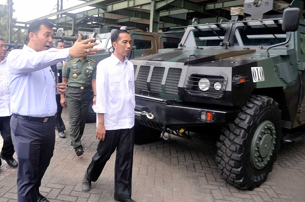 Metrotvnews.com, Bandung: Presiden Joko Widodo (kedua kanan) mengunjungi sentra kerajinan rajut Binong Jati, Bandung, Jabar, Senin (12/1).