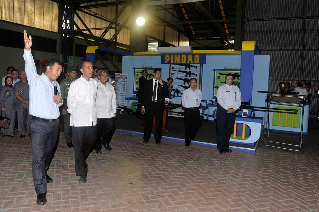 Metrotvnews.com, Bandung: Presiden Joko Widodo (kedua kiri) mendapat penjelasan dari Dirut PT Pindad Silmy Karim (kiri) saat kunjungan ke Divisi Senjata PT Pindad, Bandung, Jawa Barat, Senin (12/1).