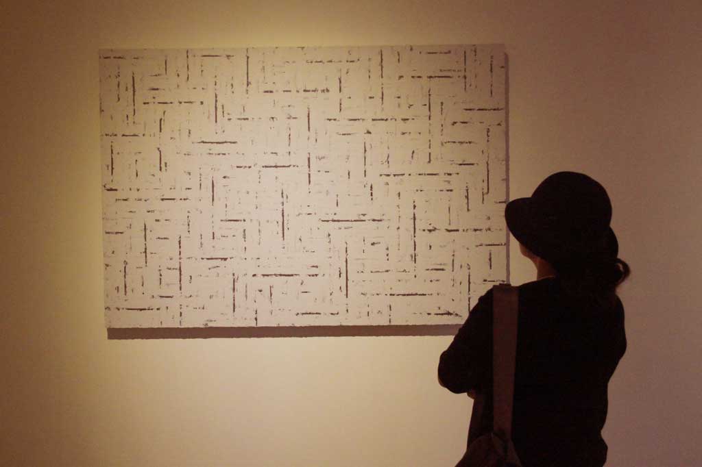 Metrotvnews.com, Jakarta: Pengunjung mengamati karya lukis pada Pameran Seni Kontemporer Empty Fullness: Materialitas dan Spiritualitas dalam Seni Modern Korea di Galeri Nasional, Jakarta, Senin (12/1).