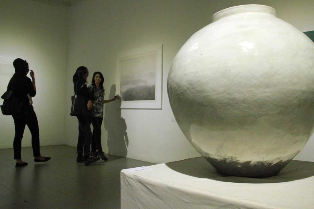 Metrotvnews.com, Jakarta: Pengunjung mengamati karya lukis pada Pameran Seni Kontemporer Empty Fullness: Materialitas dan Spiritualitas dalam Seni Modern Korea di Galeri Nasional, Jakarta, Senin (12/1).