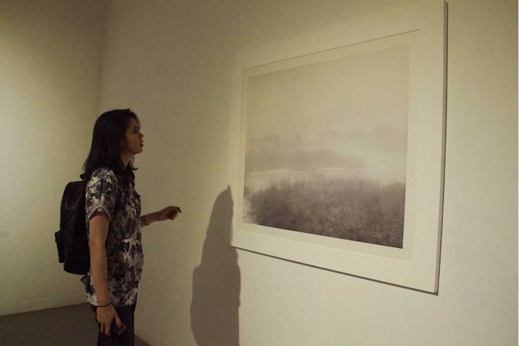 Metrotvnews.com, Jakarta: Pengunjung mengamati karya lukis pada Pameran Seni Kontemporer Empty Fullness: Materialitas dan Spiritualitas dalam Seni Modern Korea di Galeri Nasional, Jakarta, Senin (12/1).