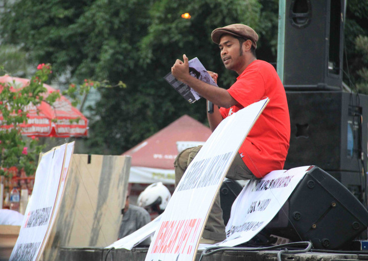 Metrotvnews.com, Jakarta: Penyair Iwan J Kurniawan membacakan puisi pada Mimbar Bebas: Menjaga Rumah Budaya Indonesia di Taman Ismail Marzuki, Jakarta, Senin (12/1).