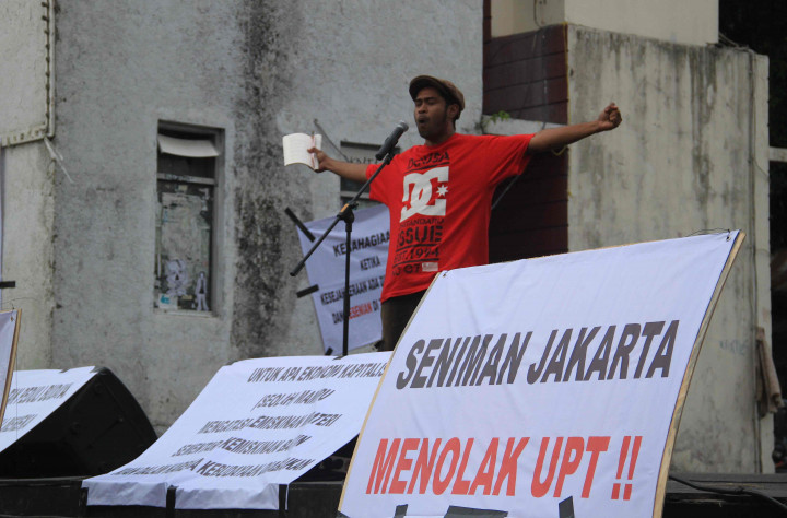 Metrotvnews.com, Jakarta: Penyair Iwan J Kurniawan membacakan puisi pada Mimbar Bebas: Menjaga Rumah Budaya Indonesia di Taman Ismail Marzuki, Jakarta, Senin (12/1).