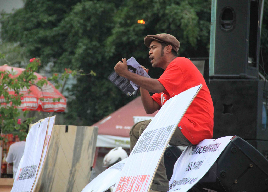 Metrotvnews.com, Jakarta: Penyair Iwan J Kurniawan membacakan puisi pada Mimbar Bebas: Menjaga Rumah Budaya Indonesia di Taman Ismail Marzuki, Jakarta, Senin (12/1).