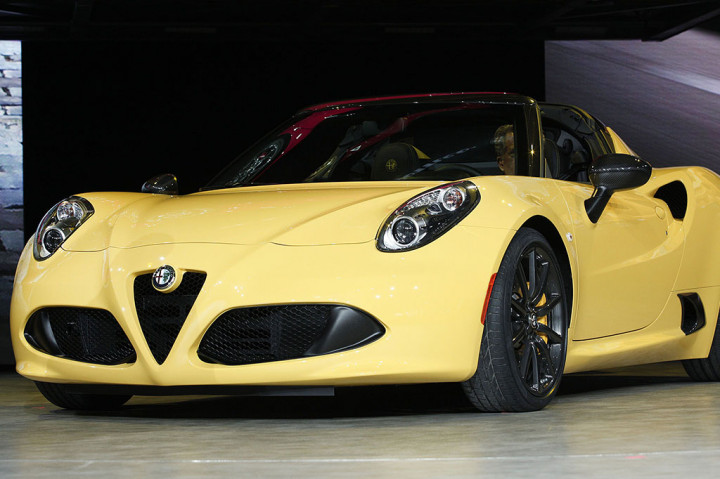 Mobil Alfa Romeo 4C Spider convertible merupakan salah satu mobil yang diperkenalkan kepada para jurnalis pada ajang North American International Auto Show (NAIAS) 2015 di Detroit, Michigan, AS, Senin (12/1).