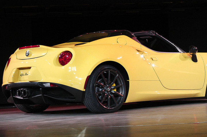 Mobil Alfa Romeo 4C Spider convertible merupakan salah satu mobil yang diperkenalkan kepada para jurnalis pada ajang North American International Auto Show (NAIAS) 2015 di Detroit, Michigan, AS, Senin (12/1).
