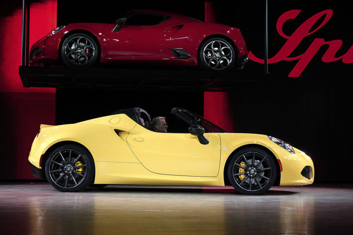 Mobil Alfa Romeo 4C Spider convertible merupakan salah satu mobil yang diperkenalkan kepada para jurnalis pada ajang North American International Auto Show (NAIAS) 2015 di Detroit, Michigan, AS, Senin (12/1).