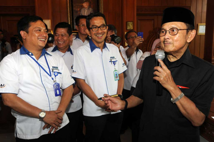Metrotvnews.com, Jakarta: Presiden RI ketiga B.J. Habibie (kanan), disaksikan Dirut PT Permodalan Nasional Madani (Persero) (PNM) Parman Nataatmadja (kedua kiri), EVP 1 Arief Mulyadi (kiri) dan Komisaris Utama Prasetijono Widjojo, mencanangkan Pengembangan Kapasitas Usaha (PKU) 2015, pada Temu Nasional UMK Nasabah ULaMM PNM, di Jakarta, Rabu (14/1).