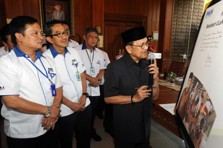 Metrotvnews.com, Jakarta: Presiden RI ketiga B.J. Habibie (kanan), disaksikan Dirut PT Permodalan Nasional Madani (Persero) (PNM) Parman Nataatmadja (kedua kiri), EVP 1 Arief Mulyadi (kiri) dan Komisaris Utama Prasetijono Widjojo, mencanangkan Pengembangan Kapasitas Usaha (PKU) 2015, pada Temu Nasional UMK Nasabah ULaMM PNM, di Jakarta, Rabu (14/1).