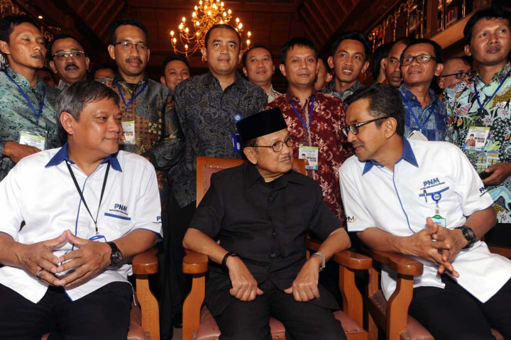 Metrotvnews.com, Jakarta: Presiden RI ketiga B.J. Habibie (tengah), bersama Dirut PT Permodalan Nasional Madani (Persero) (PNM) Parman Nataatmadja (kanan), Komisaris Utama Prasetijono Widjojo (kiri) dan sejumlah pelaku UMK, foto bersama usai mencanangkan Pengembangan Kapasitas Usaha (PKU) 2015, pada Temu Nasional UMK Nasabah ULaMM PNM, di Jakarta, Rabu (14/1).