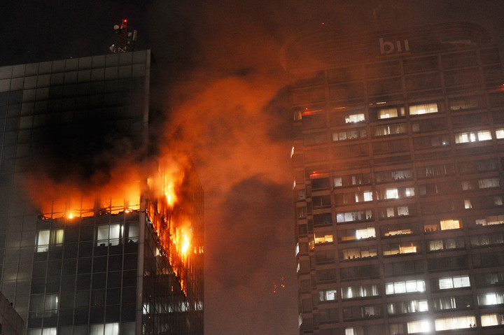 Petugas pemadam kebakaran berusaha memadamkan api yang membakar Gedung Wisma Kosgoro di Jalan MH Thamrin, Jakarta Pusat, Senin (9/3).