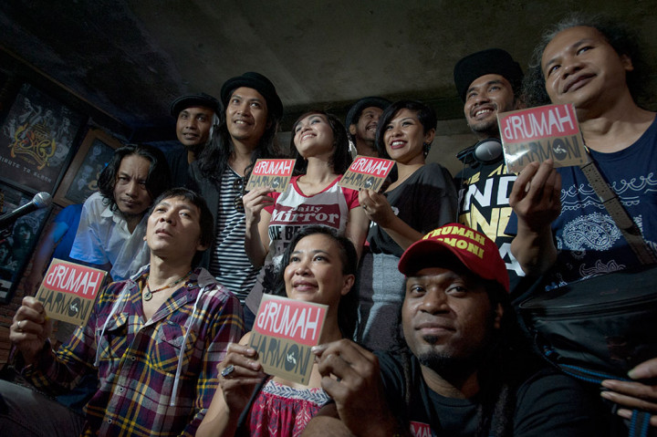 Sejumlah musisi di antaranya Dira Sugandi, Michael J, Widi Kidiw, Oppie Andaresta, dan JFlow menyanyi dalam peluncuran album d'Rumah Harmoni di Gang Potlot, Durentiga, Jakarta, Rabu (11/3).