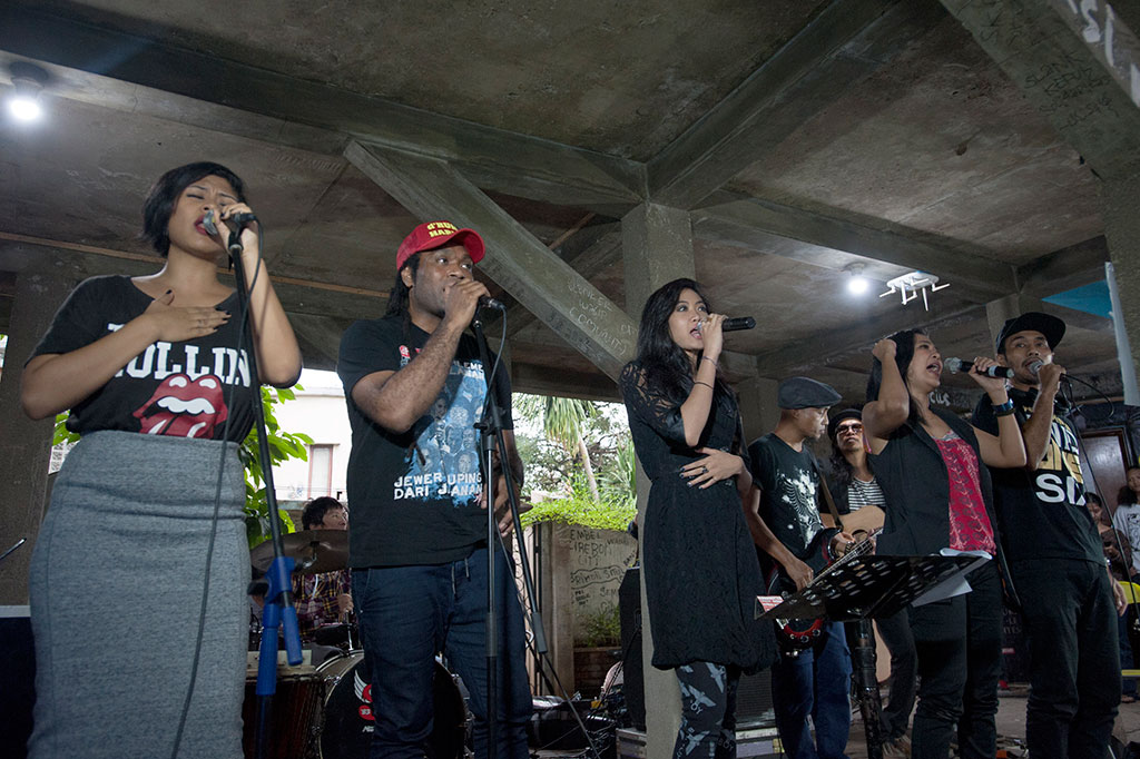 Sejumlah musisi di antaranya Dira Sugandi, Michael J, Widi Kidiw, Oppie Andaresta, dan JFlow menyanyi dalam peluncuran album d'Rumah Harmoni di Gang Potlot, Durentiga, Jakarta, Rabu (11/3).