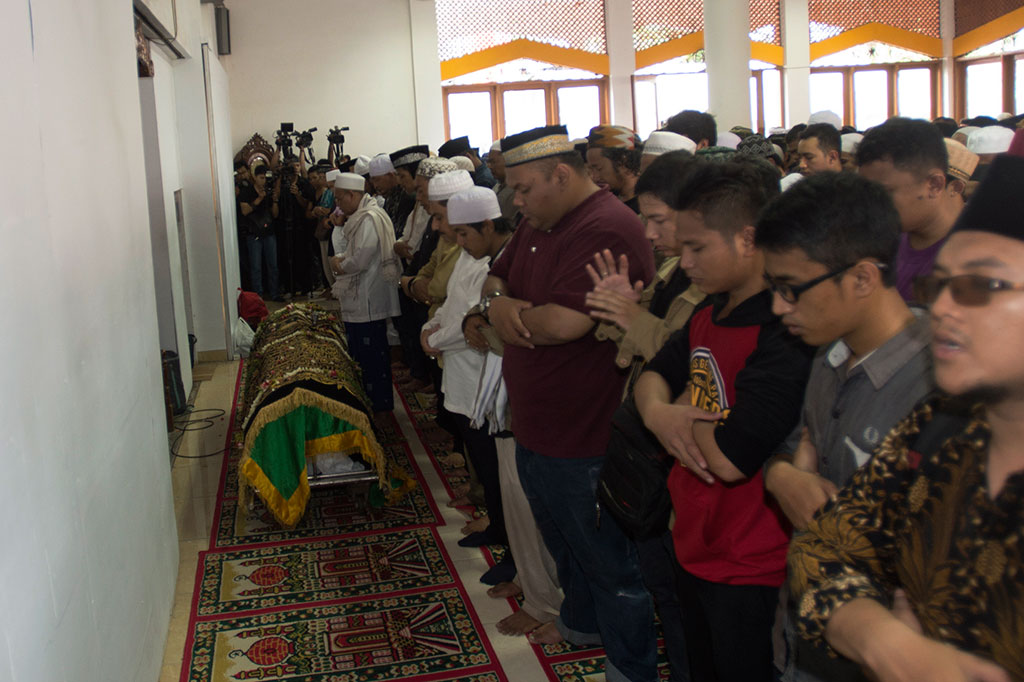Jamaah melaksanakan salat jenazah almarhum artis Olga Syahputra di Masjid Nurul Islam, dekat kediaman Olga di Jalan Kresna Raya No 4, Duren Sawit, Jakarta Timur, Sabtu (28/3).
