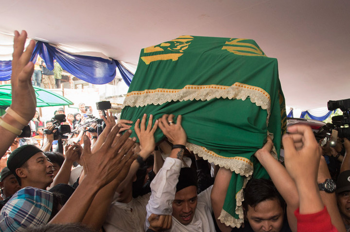 Jamaah melaksanakan salat jenazah almarhum artis Olga Syahputra di Masjid Nurul Islam, dekat kediaman Olga di Jalan Kresna Raya No 4, Duren Sawit, Jakarta Timur, Sabtu (28/3).