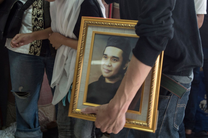 Jamaah melaksanakan salat jenazah almarhum artis Olga Syahputra di Masjid Nurul Islam, dekat kediaman Olga di Jalan Kresna Raya No 4, Duren Sawit, Jakarta Timur, Sabtu (28/3).