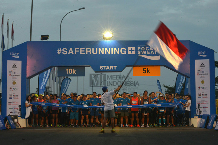 Managing Director PT Amerta Indah Otsuka Prayugo Gunawan berfoto bersama pemenang kelas terbuka Pocari Sweat Run 2015 di Indonesia Convention Exhibition (ICE), BSD City, Cisauk, Tangerang, Banten, Minggu (29/3).