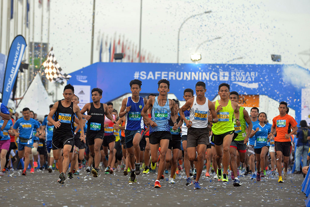 Managing Director PT Amerta Indah Otsuka Prayugo Gunawan berfoto bersama pemenang kelas terbuka Pocari Sweat Run 2015 di Indonesia Convention Exhibition (ICE), BSD City, Cisauk, Tangerang, Banten, Minggu (29/3).